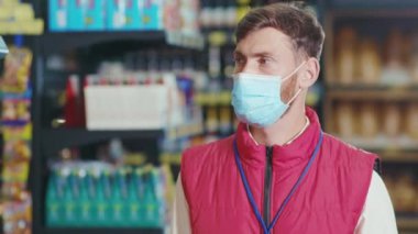 Süpermarkette maskeli genç bir portre. Kamera, sebze, güzel, taze ürünler, perakende satış mağazası.