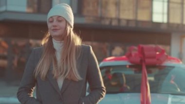 Tatlı genç bir kadın yeni araba anahtarları alıyor mutlu atlayış kamerası otomobil iş taşımacılığı yetişkin bir temsilci müşteri el kiralama yakın çekim yavaş çekim sürüş