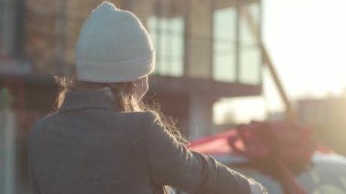 Yeni arabalı genç kadın kameraya bakıyor gülümsüyor anahtarlar mutlu atlayış kameralı otomobil iş aracı yetişkin temsilcisi müşteri kiralıyor yakın çekim yakın çekim sürüş yavaş çekim