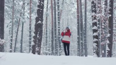 Mutlu genç adam, sakallı, kış ormanlarında yürüyüş, gülümse, tatil, gezgin, gezgin, gezgin, gezgin, dağ, iletişim, orman, açık hava, soğuk, yavaş çekim.