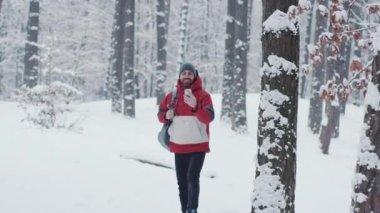 Tatlı genç adam, sakallı, kış ormanlarında yürüyüşe çıkmış. Telefonla konuşuyor. Gezgin, gezgin, gezgin, gezgin, gezgin, kar turisti.