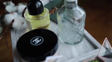 New York, ABD - 5 Mart, 2019: Kadınların yaşamını kapatın kozmetik ürünler ve takılar masa dekoratif gündüz gölge fırçası masaları renkli moda göz makyajı vakfı aksesuar aksesuarı