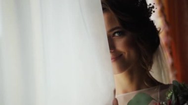 Gelinlik giymiş, çiçekli çekici gelin kameraya bak mutlu bir gülümseme zarif bir kadın aşk evliliği dışarıda romantik moda oldukça güneş ışığı arka planında yavaş çekim
