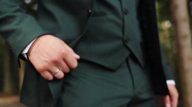 Yeşil takım elbiseli damadı kapat. Parkta el ele yürüyoruz. Siyahlar içinde, zarif insanlara destek oluyoruz.