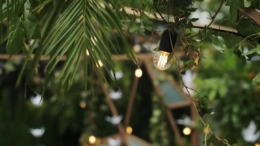 Açık çelenkleri kapatın. Şenlikli beyaz düğün dekorasyonunun bir parçası. Cam dekorasyon. Açık hava.