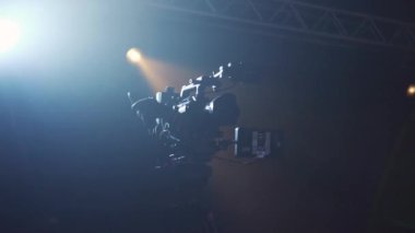 New York, ABD - 5 Mart 2019: Televizyon stüdyosunun arka planında asılı olan profesyonel dijital video kameranın rotasyon görüntüsü. Televizyon stüdyosu, film, meslek konsepti, kamera ekibi.