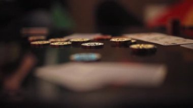 Poker fişleri ve kartlarına odaklan, oynayan insanların bulanık görüntüsü. Bahis, para, kumarhane, kumar. Bağımlılık, şans oyunları, şans. Yasadışı, suç, ren geyiği oyunları