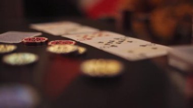 Tahta masadaki poker fişleri ve kartlara odaklan. Bağımlılık, kumar, kumarhane, para. Poker oyunu, masada kazanan kartlar. Şans oyunu, şanslı şey.