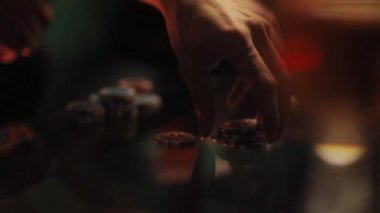 Erkeklerin poker fişlerini toplamalarına ve organize etmelerine odaklan. Kazanan, para alan, risk alan. Kumarhane oyuncusu, beyefendiler kulübü, erkek tarzı. Güç, lüks yaşam tarzı