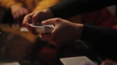 Oyunculara kart dağıtan erkek satıcılara odaklan. Kumarhane, erkek tarzı, lüks yaşam tarzı, şansını denemek, kumar. Kazanan ya da kaybeden, para oyunu. Görüntüyü kapat, yavaş çekim