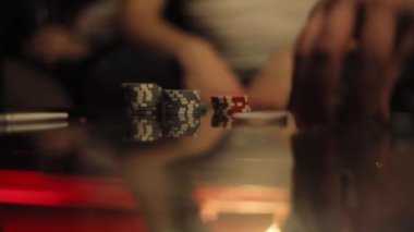 Oyun masasındaki poker çiplerine odaklan, tanınmayan adamların el fişleri. Her şeyine bahse girmek, risk almak, kumar bağımlılığı. Kumar, şansını denemek, kazanan ya da kaybeden. Görüntüyü kapat, yavaş