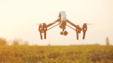 Gökyüzünde uçan akıllı tarım aracı. Kırsal havadan helikopterle tarımsal tarım çiftliği çiftliği arazisi. Çayırlık arazi.