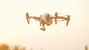 Gökyüzünde uçan akıllı tarım aracı. Kırsal havadan helikopterle tarımsal tarım çiftliği çiftliği arazisi. Çayırlık arazi.