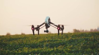 Yavaş çekim akıllı tarım dronu gökyüzünde uçuyor kırsal havadan helikopterle tarım çiftliği çiftliği arazisi çayırlık arazi doğası profesyonel araç hasat yeniliği yakın plan