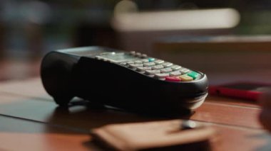 Kapalı eller adam kredi kartı ile temassız ödeme kullanın finansman para ödeme finansman finans finansman finans terminal dijital işletim iletişim makinesi elektronik alışveriş kontrol yavaş çekim