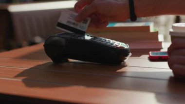 Lokantada adam ödemesi kredi kartıyla finanse eder. Ödeme parasını öder. Finansal terminal dijital iletişim makinası elektronik alışveriş kasası yavaş çekimde kontrol edilir.