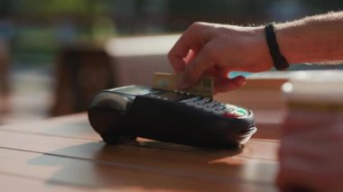Kredi kartı müşterisi ile el ödemesini kapat. Ödeme parası. Finansal terminalde dijital iletişim makinası elektronik alışveriş.