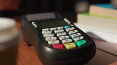 NFC teknolojisiyle ödeme yapan adam, akıllı telefon kartı başvurusu ile Kafe kahve dijital elektronik kablosuz finansal mobil terminal aktarımı yavaş çekim aktarımı