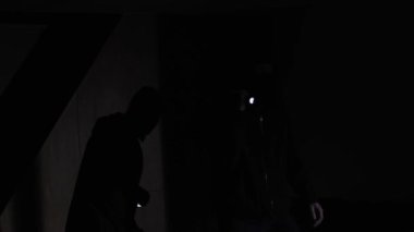 Karanlık sahne. Siyah kostümlü iki erkek hırsız gece modern lüks bir evi soyuyorlar. Şehirde suç işlendi.