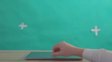 NEW YORK - 5 Nisan 2018: Erkek el, yeşil arka planda iş kullanımları için yeşil renkli ekran gösteren taşınabilir bir bilgisayar açıyor. Yakın plan..