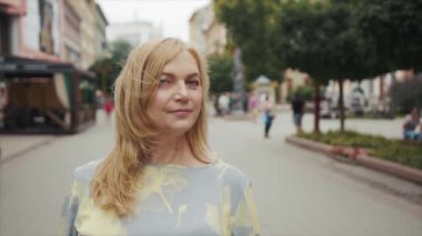 Geleceğe. Yüz Tespit. Teknolojik 3D tarama. Biyometrik Yüz Tanıma. Yüz tanımlama. Şehirdeki güzel, beyaz bir kadının yüzünü yüz tanıma için teknolojik tarama. Çeviri: