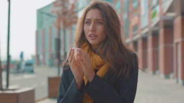 Yüzü hapşıran genç bir kadın açık havada hasta oluyor soğuk algınlığı şehri güzel hastalıklı bayan burnu akan doku kirliliği yetişkin hastalıkları bölgesi ağır çekim