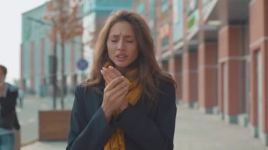 Kapalı genç bayan kameraya bak hapşıran öksürük dışarıda ateşler içinde yanıyor soğuk alerji şehri güzel hastalık kadın burun akıntısı hava kirliliği yetişkin hastalıkları bölgesi yavaş çekim