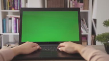 Yakın plan kadın dizüstü bilgisayarda çalışıyor. Dişi eller klavye dizüstü bilgisayarı Mesajlaşma Noktalama Ağı kullanıyor. Yeşil Ekran. Kromakey. Omuz kamerası görüntüsü. Oturma odası. Sinemada Çekim Arri