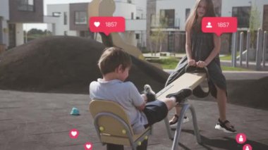 NEW YORK - 5 Nisan 2019: İki Mutlu Çocuk Bir Kaydırak Üzerinde Oynuyor. Vlogger Influencer. Kullanıcı Arayüzü ile Animasyon - Smartphone 'dan Hoşlanma, Takipçiler, Sosyal Medya Yorumları. Yanıt