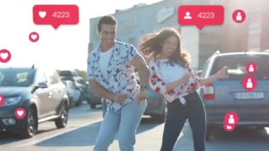 NEW YORK - 5 Nisan 2019: Vlogger Influencer. Gün ışığında dans eden heyecanlı genç çift zouk dansı. Kullanıcı Arayüzü ile Animasyon - Smartphone 'dan Hoşlanma, Takipçiler, Sosyal Medya Yorumları. Yanıt