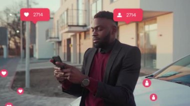 NEW YORK - 5 Nisan 2019: Afrikalı Amerikalı Genç İşadamı Bir Arabadaki Telefonu Kullan. Kullanıcı Arayüzü ile Animasyon - Smartphone 'dan Hoşlanma, Takipçiler, Sosyal Medya Yorumları