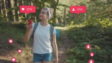 NEW YORK - 5 Nisan 2019: Smartphone 'da Şık Görünüm Kontrol Haberleri' nde Çekici Kız Portresi. Vlogger Influencer. Kullanıcı Arayüzü ile Animasyon - Hoşlanma, Takipçiler, Sosyal Medya Yorumları