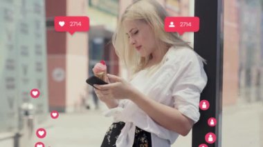 NEW YORK - 5 Nisan 2019: Vlogger Influencer. Stil Bakış Haberleri 'nde Çekici Kız' ın Portresi. Kullanıcı Arayüzü ile Animasyon - Hoşlanma, Takipçiler, Sosyal Medya Yorumları