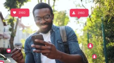 NEW YORK - 19 Mayıs 2019: Sırt çantası gülüşlü Afro-Amerikan portresi kullanıcı arayüzü ile mutlu vlogger etkili animasyon - beğeni, takipçiler, akıllı telefondan sosyal medya yorumları