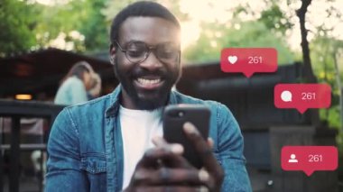 NEW YORK - 19 Mayıs 2019: Şirin Afro-Amerikan güler yüzlü, mutlu vlogger etkili kullanıcı animasyonu - beğeni, takipçiler, akıllı telefondan sosyal medya yorumları yavaş