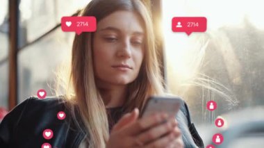 NEW YORK - 19 Mayıs 2019: Güzel genç kadın, telefon kullanıcı arayüzü ile tramvay blogger etkili animasyon - beğeni, takipçiler, akıllı telefondan sosyal medya yorumları - gün ışığında mutlu olun