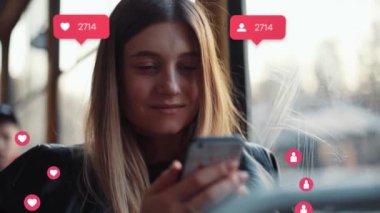 NEW YORK - 19 Mayıs 2019: Gün ışığında telefon kullanan genç kadın, kullanıcı arayüzü ile tramvay blogger etkileyicisi animasyonunda mutlu ol - beğen, takipçi, akıllı telefondan sosyal medya yorumları