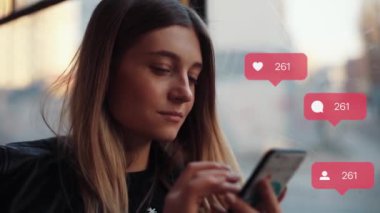 NEW YORK - 19 Mayıs 2019: Genç kadın telefon kullanıyor. Tramvay vlogger kullanıcı arayüzü ile günışığı altında mutlu olun - beğeni, takipçi, akıllı telefondan sosyal medya yorumları