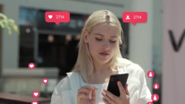 NEW YORK - 19 Mayıs 2019: Sarışın genç kadın güneş ışığı vlogger etkileyicisi arayüzü ile mutlu telefon kullan - beğeni, takipçiler, akıllı telefondan sosyal medya yorumları