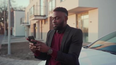 NEW YORK - 19 Mayıs 2019: Afro-Amerikan adam yakın durmak araba gülümseme mutlu vlogger etkili animasyon kullanıcı arayüzü - beğeni, takipçiler, akıllı telefondan sosyal medya yorumları