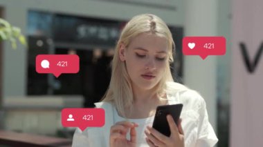 NEW YORK - 19 Mayıs 2019: Sarışın genç kadın güneş ışığı vlogger etkileyicisi arayüzü ile mutlu telefon kullan - beğeni, takipçiler, akıllı telefondan sosyal medya yorumları