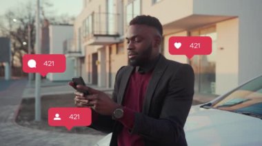 NEW YORK - 19 Mayıs 2019: Afro-Amerikan adam yakın durmak araba gülümseme mutlu vlogger etkili animasyon kullanıcı arayüzü - beğeni, takipçiler, akıllı telefondan sosyal medya yorumları