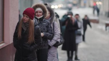 NEW YORK - 19 Nisan 2019: Soğuk adam, kadın caddesi postanesi bilet satış acentesi çekici ticari mağazalar için sırada bekleyen insanları kapatın