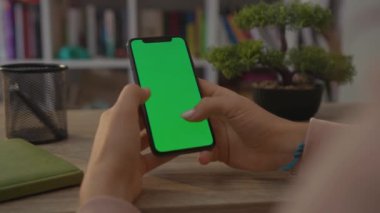 NEW YORK - 19 Mayıs 2019: Dikey Yeşil Ekran Oturma Odası Arri Alexa Mini Akıllı Telefonu Tutan Kız. - Yeşil ekran. Parmaklar Modern Ekran. Akıllı Telefon. Tıkırtı. Kaydırıyorum. Mesajlaşma.