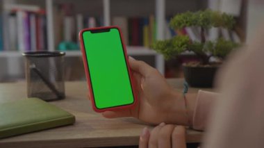 NEW YORK - 19 Mayıs 2019: Dikey Yeşil Ekran Oturma Odası Arri Alexa Mini Akıllı Telefonu Tutan Kız. - Yeşil ekran. Parmaklar Modern Ekran. Akıllı Telefon. Tıkırtı. Kaydırıyorum. Mesajlaşma.