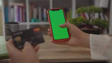 NEW YORK - 19 Mayıs 2019: Dikey Yeşil Ekran Oturma Odası Arri Alexa Mini Akıllı Telefonu Tutan Kız. - Yeşil ekran. Parmaklar Modern Ekran. Akıllı Telefon. Tıkırtı. Kaydırıyorum. Mesajlaşma.