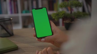 NEW YORK - 19 Mayıs 2019: Dikey Yeşil Ekran Oturma Odası Arri Alexa Mini Akıllı Telefonu Tutan Kız. - Yeşil ekran. Parmaklar Modern Ekran. Akıllı Telefon. Tıkırtı. Kaydırıyorum. Mesajlaşma.