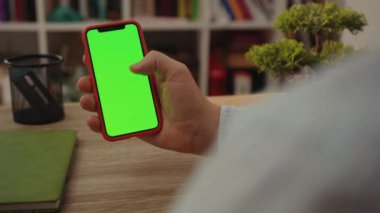 NEW YORK - 19 Mayıs 2019: Vurulan adam cep telefonunu dikey yeşil ekran masa başı işi ile kullanıyor boş teknoloji dijital mobil akıllı telefon internet dokunmatik ekranını yavaşça kapatın