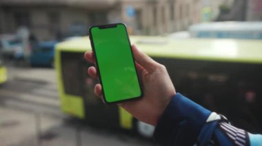 NEW YORK - 19 Mayıs 2019: Dikey yeşil ekran arka plan araba şehrine sahip telefon kullanan el adamı, internet krom açık hava cep telefonu akıllı telefonu kaydırma iletişimini yavaş çekimde kapat