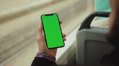 NEW YORK - 19 Mayıs 2019: Yakın çekim sırasında cep telefonu, tramvay krom anahtar akıllı telefon teknolojisi, cep telefonu, sokak mesajı görüntüleme ekranında dikey yeşil ekranlı cep telefonu kullanıldı